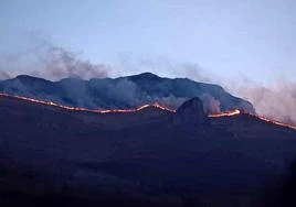 Vista de un incendio en la comarca pasiega en San Roque de Riomiera.