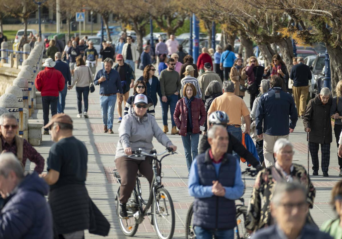 Santanderinos y visitantes aprovecharon el buen tiempo para salir a pasear, como se aprecia en esta imagen de El Sardinero.