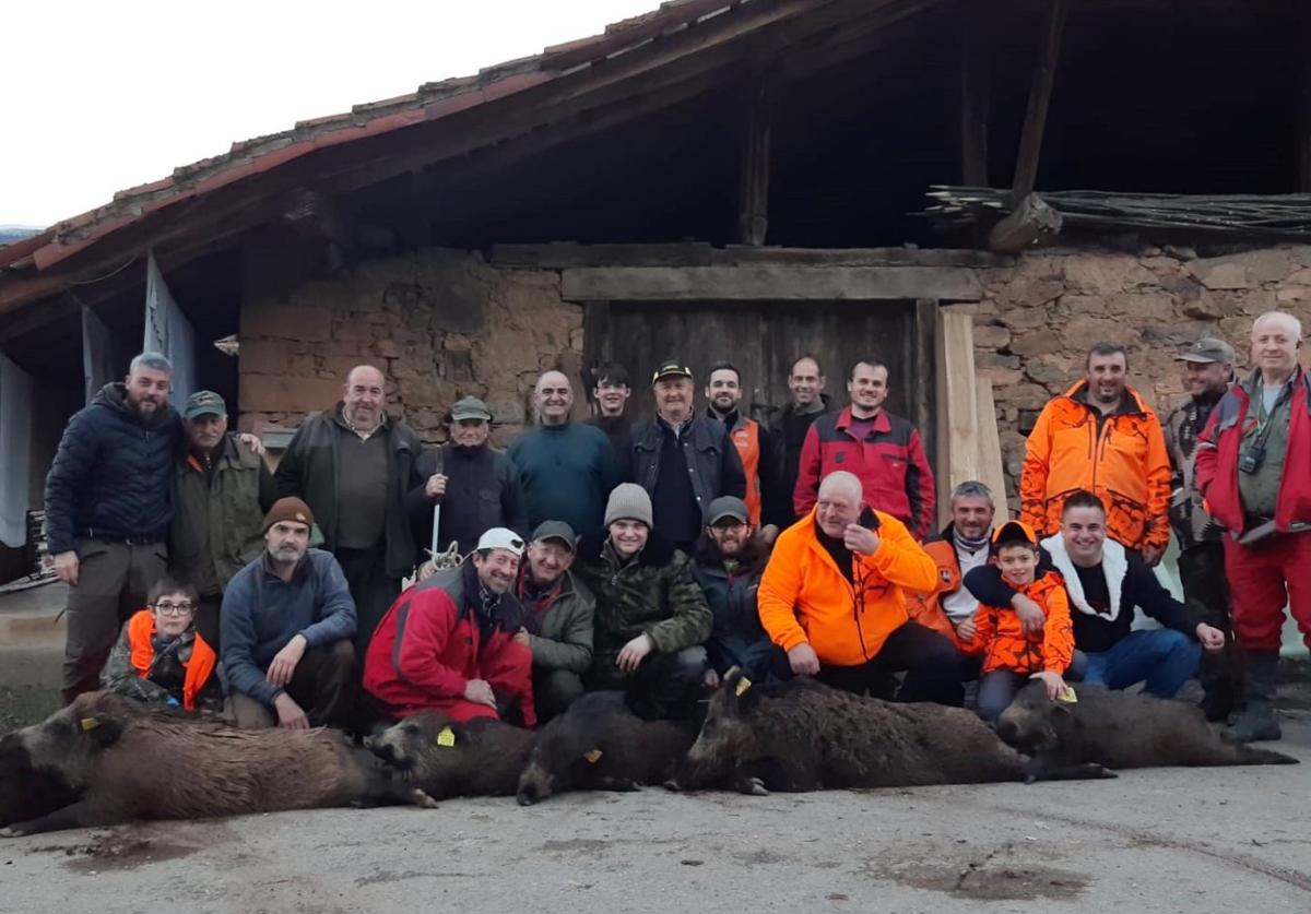 Cuadrilla 31, dirigida por Rufino Alonso, con los seis jabalíes abatidos en el lote de Onquemada en una cacería reciente.