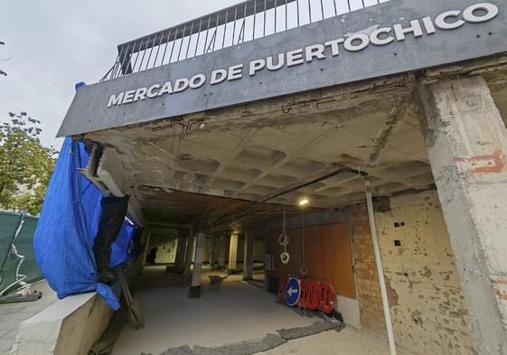 Interior del Mercado de Puertochico, en la zona que ocuparán los comerciantes una vez terminen las obras.