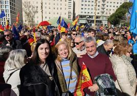 La alcaldesa de Santander, Gema Igual; la secretaria autonómica del PP, María José González Revuelta; y Vicente Gómez, alcalde de Polaciones, en la Plaza de España de Madrid, el pasado domingo.