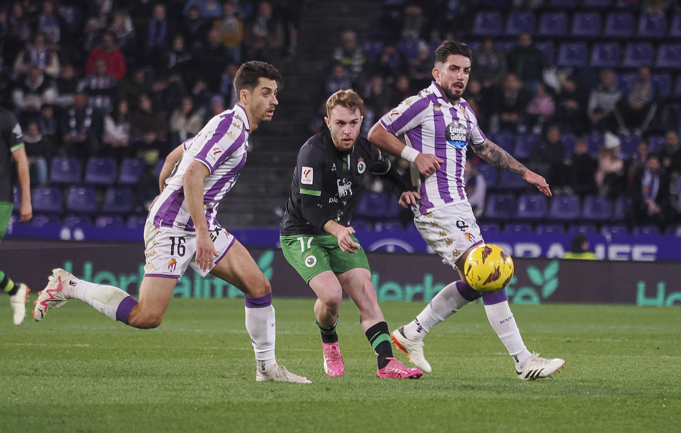 Peque intenta hacerse con la pelota escoltado por dos rivales