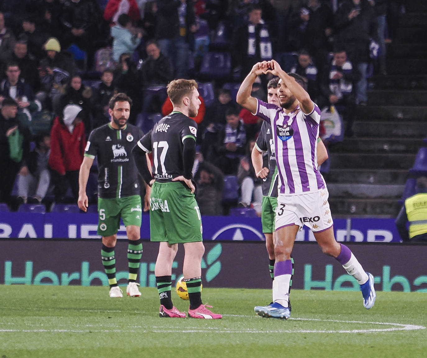 Un jugador del Valladolid celebra un gol, ayer durante el encuentro
