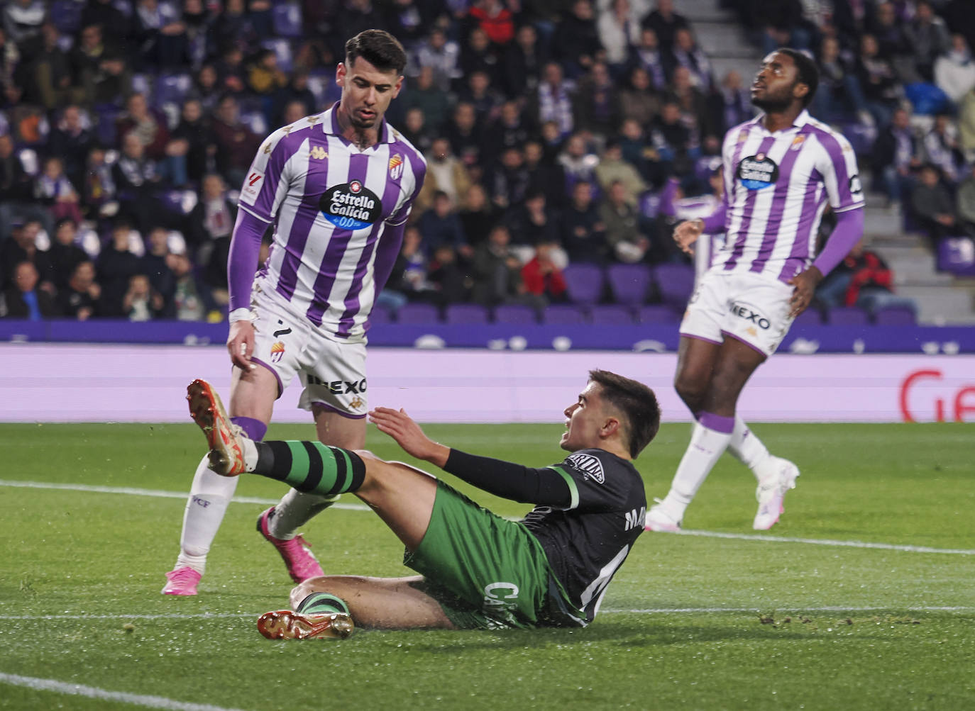 Mario García corta una jugada del cuadro pucelano