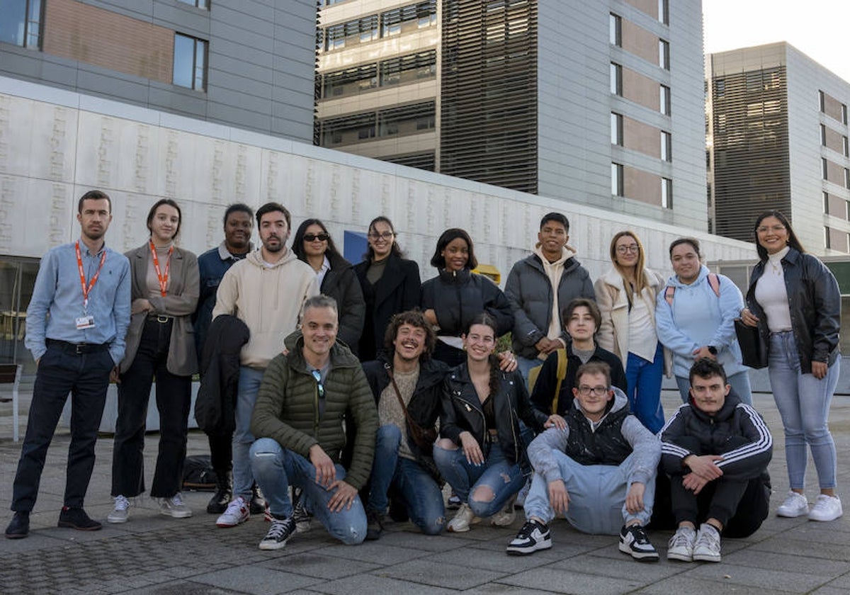 Los alumnos del Centro de Formación Profesional Decroly en las inmediaciones del Hospital Universitario Marqués de Valdecilla.