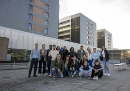 Los alumnos del Centro de Formación Profesional Decroly en las inmediaciones del Hospital Universitario Marqués de Valdecilla.