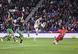 Anuar bate a Ezkieta para anotar uno de los tantos del Valladolid ante las protestas de Germán y Aldasoro.