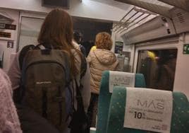 Los viajeros son trasladados a otro tren en la estación de Palencia.