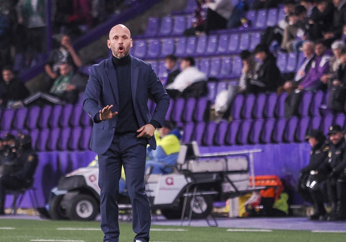 José Alberto gesticula en el área técnica del Zorrilla.