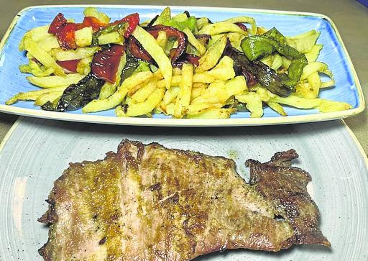 Imagen secundaria 1 - Arriba, un entrecot. A la izquierda, secreto ibérico y, a la derecha, pulpo a la brasa sobre una crema de patatas.