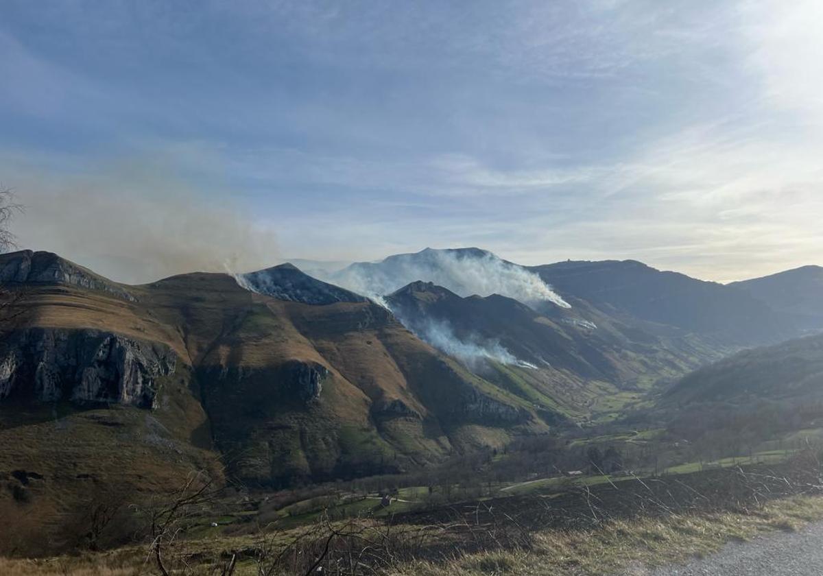 Vista de un incendio en el valle de Soba, este lunes.