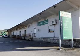 El edificio está situado junto a la estación de Tanos.