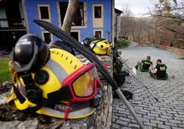Varios bomberos de las Brigadas de Refuerzo en Incendios Forestales (BRIF) de Cantabria descansan tras las labores de extinción de un incendio forestal.