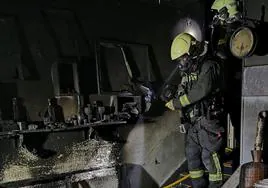 Un bombero, dentro de la casa incendiada.