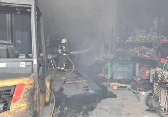 Bomberos en el operativo de extinción en la nave industrial.