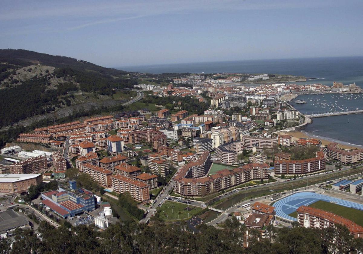 Imagen aérea del municipio de Castro Urdiales tomada desde el Monte Cueto.