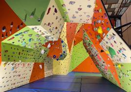 El rocódromo de Reinosa tiene un 'boulder' o zona de entrenamiento, dos paredes de escalada con 28 vías, algunas de ellas llegan hasta los trece metros, y un área de gimnasio.