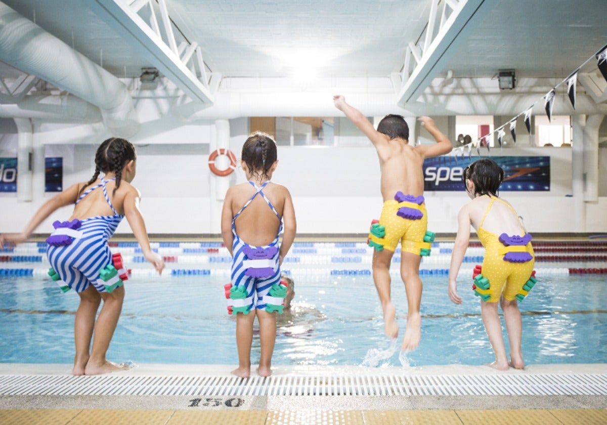 El bañador que ayuda a los niños a aprender a nadar y les quita el miedo al agua