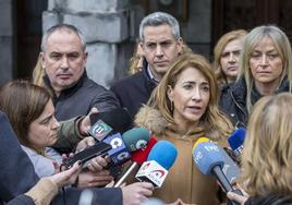 Periodistas recogen las declaraciones de Raquel Sánchez en una visita a Cantabria durante la pasada legislatura, en la que ejerció como Ministra de Transportes.