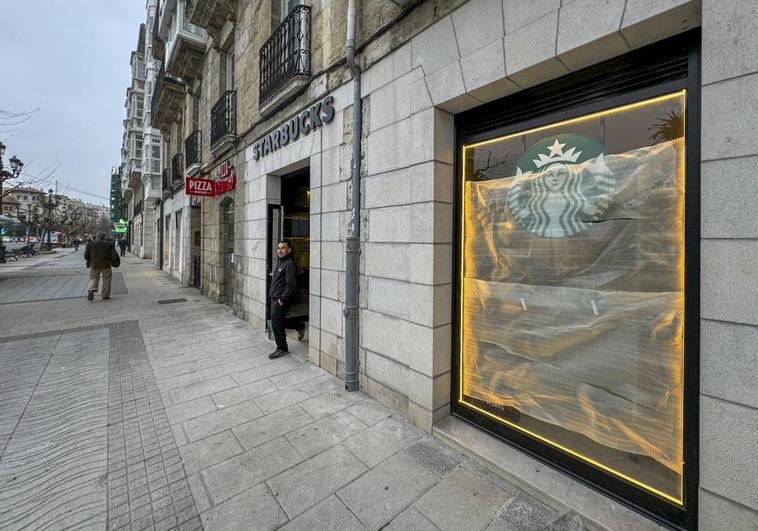 El nuevo establecimiento de Starbucks en el Paseo de Pereda ha concluido ya las obras.