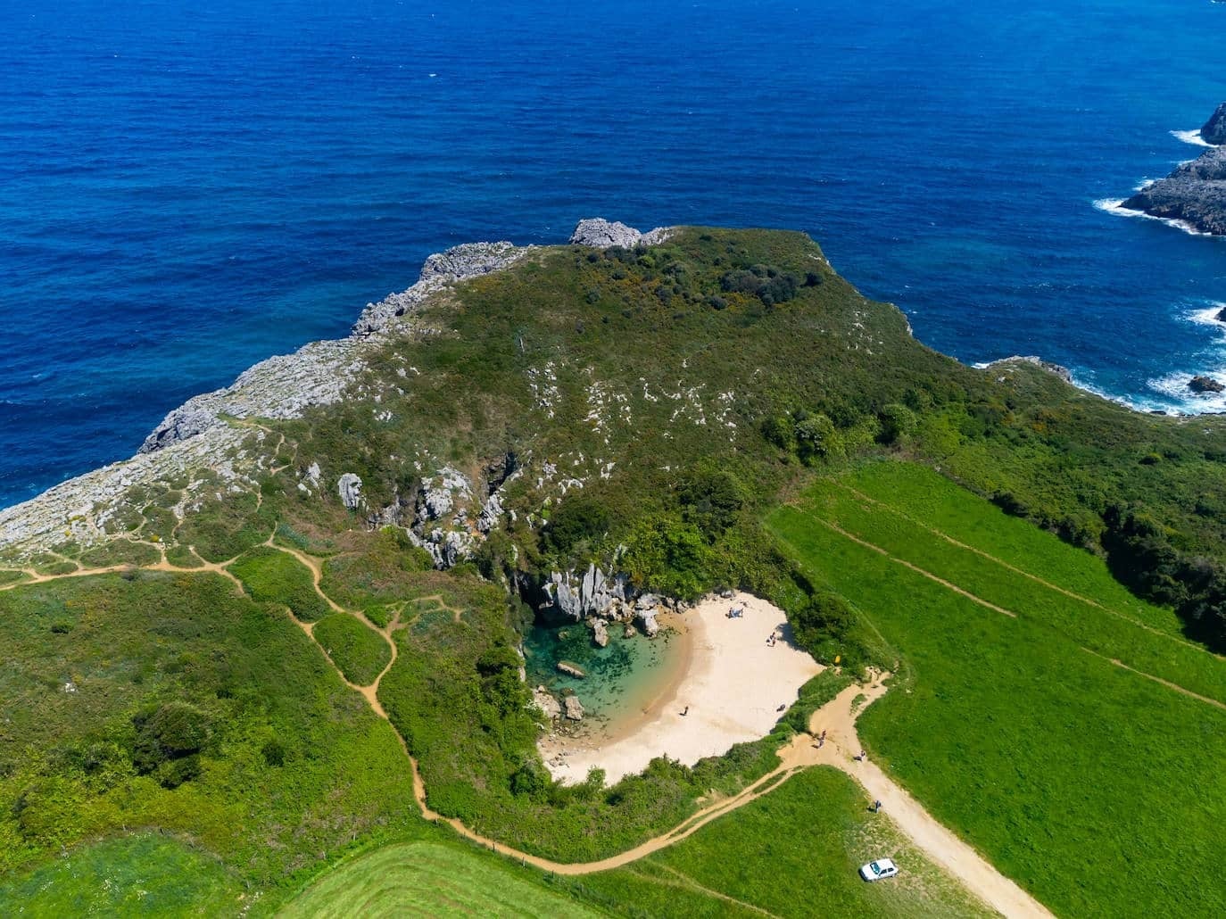 El ser una pequeña playa de mar situada en el interior es una característica suficiente para que se considere a Gulpiyuri una de las más singulares entre las playas de Asturias. Apenas 50 metros de longitud de arena blanca que recibe el mar de forma indirecta, por debajo de los acantilados que la cercan. Por ello está catalogada como Monumento Nacional. No es accesible, por lo que para llegar a esta maravilla hay que caminar por un camino agrícola rodeado de prados. Prepárate, porque cuando la marea sube, parece una piscina salvaje más que una playa.