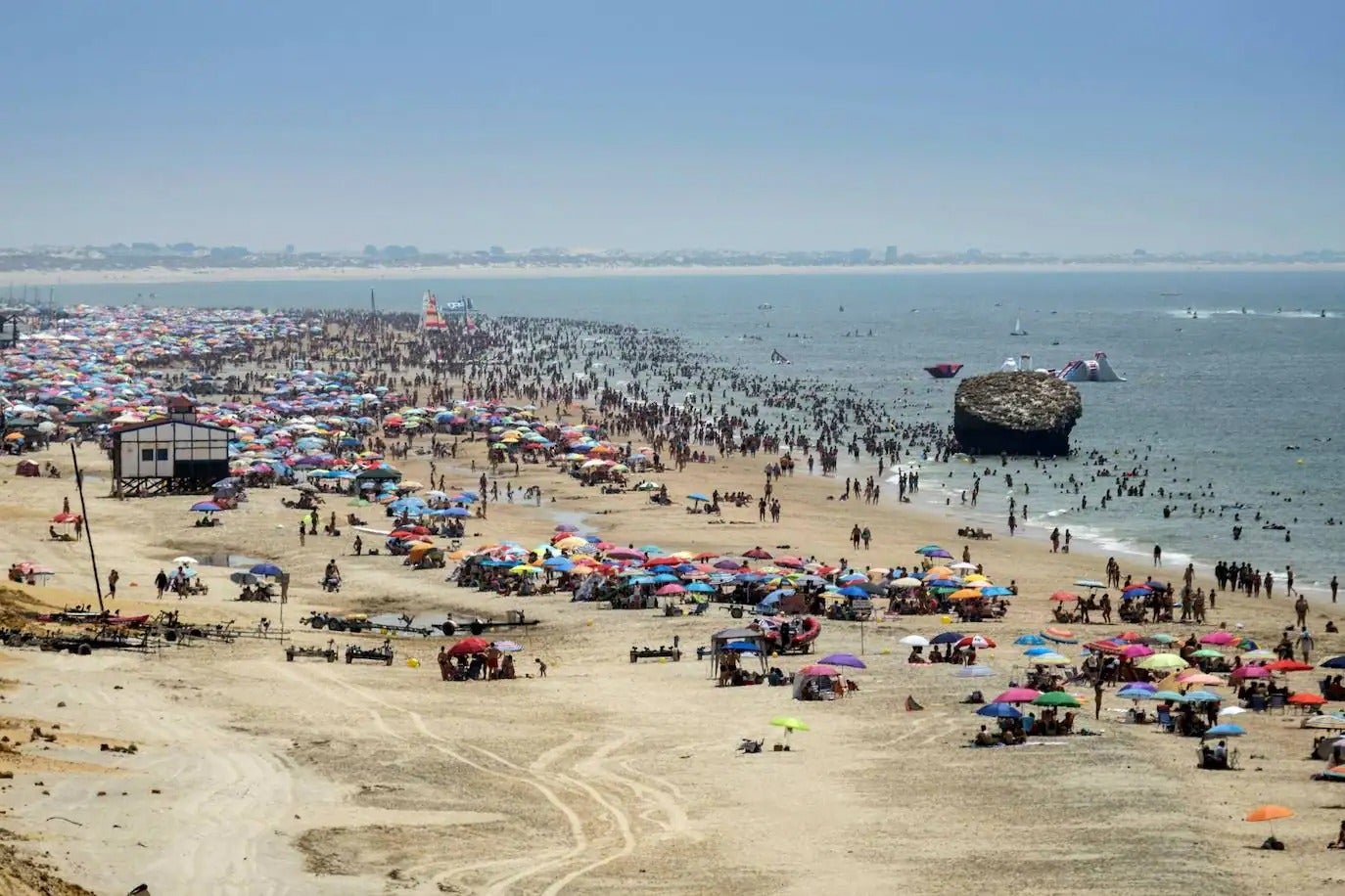 Esta playa de Huelva, de ambiente familiar, es una de las más populares de la provincia y una de las mejores de toda Andalucía, según Viajes National Geographic. Se trata de un extenso arenal con más de cinco kilómetros de longitud, por lo que es una de las más grandes de la Costa de la Luz. Se la reconoce por su peculiar «Piedra» que sobresale en la orilla. No es ninguna formación geológica extraña, sino la antigua Torre de la Higuera, una de las torres que protegían el litoral de ataques, pero que no resistió el fuerte maremoto de Lisboa en 1755. 