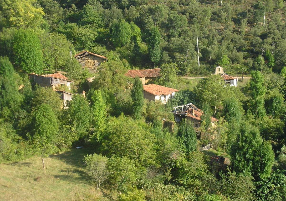 Imagen principal - Una inmobiliaria de lujo pone a la venta un pueblo abandonado de Liébana por 380.000 euros