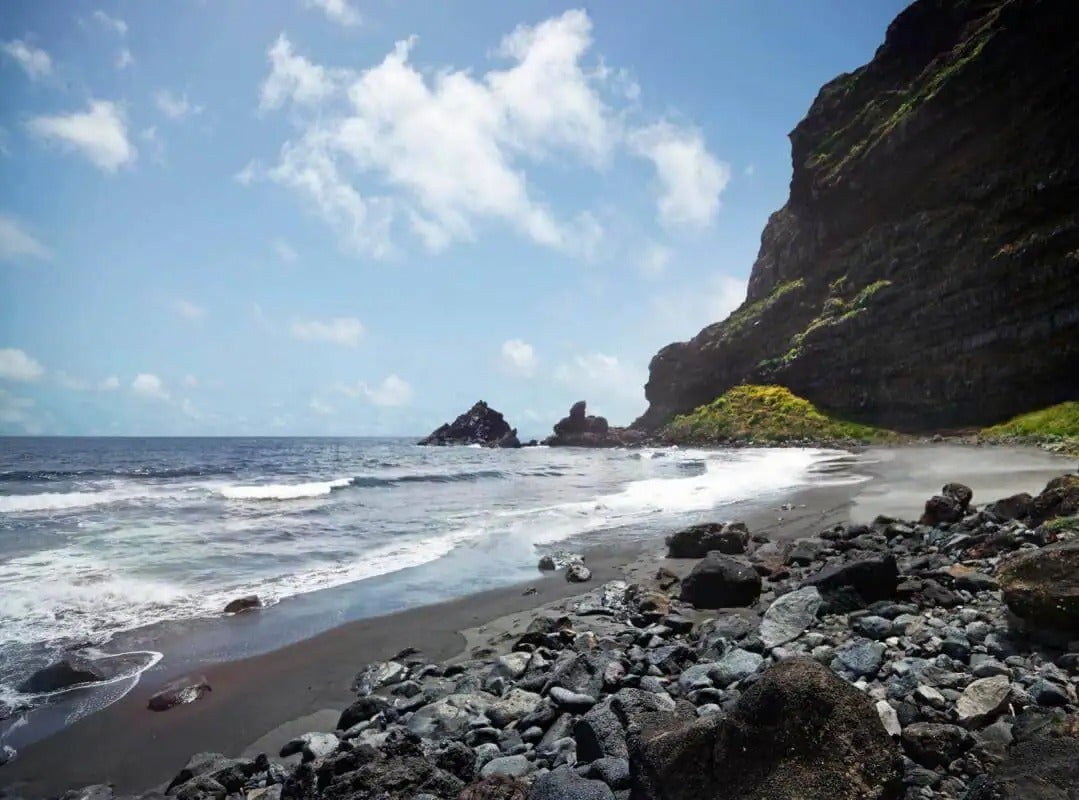 La Palma tiene algunas de las mejores playas de Islas Canarias, según Viajes National Geographic. La de Nogales es una de ellas. Se encuentra en el municipio de Puntallana, en el noroeste de La Palma, en un paisaje rural con montañas y senderos. Se llega a esta joya tras descender durante 15 minutos por un acantilado. No es una playa de aguas calmas, pero el paraje merece la excursión. Y para los amantes del surf es una auténtica delicia porque es uno de los mejores lugares del archipiélago canario para coger olas.