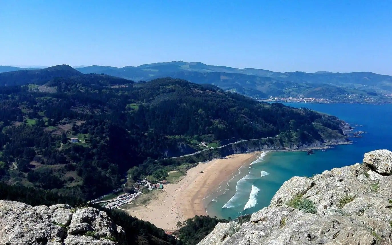 En la Reserva de la Biosfera de Urdaibai y próxima al cabo de Ogoño tenemos, según Viajes National Geographic, una de las mejores playas del País Vasco. La Playa de Laga ocupa un bellísimo paisaje de dunas y arena fina y dorada. Abierta al mar, es una de las mejores playas para hacer surf en el Cantábrico con olas cortas con picos de derechas y de izquierdas.