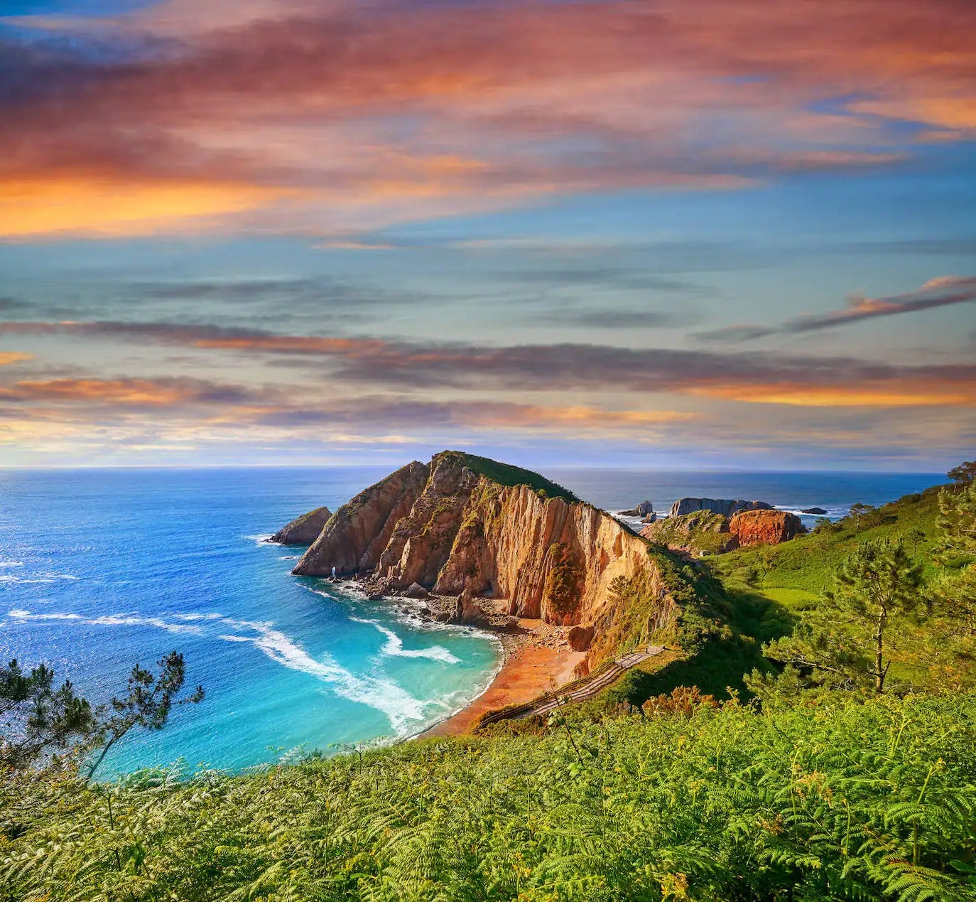 Por último, la playa de aspecto jurásico conocida como la del Silencio, es según Viajes National Geographic, una de las playas más bellas de Asturias. Está enclavada en el Paisaje Protegido de la Costa Occidental asturiana y eso significa que el escenario es el propio de un arenal salvaje, enmarcado entre taludes rocosos y acantilados cubiertos de verde: es el espectáculo de la naturaleza, puro y sencillo. No hay que llegar a la playa en busca de chiringuitos y planes after sun. Más que silencio, lo que se nota es el murmullo constante de los cantos rodados que son empujados con las olas. No hay que olvidar los escarpines en casa.