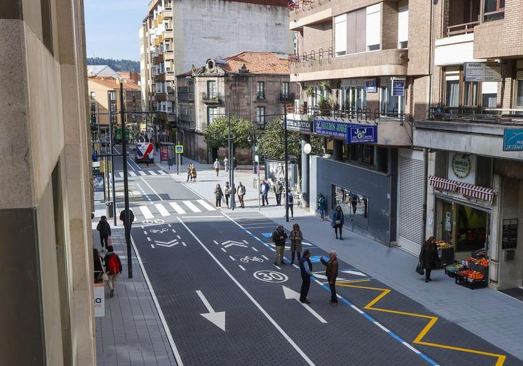 Vecinos transitan la calle Julián Ceballos de Torrelavega, ayer, a pocos minutos de su apertura al tráfico.