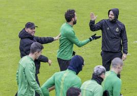 José Alberto sonríe mientras Germán choca la mano con Pablo Álvarez, el segundo, en un entrenamiento en La Albericia.