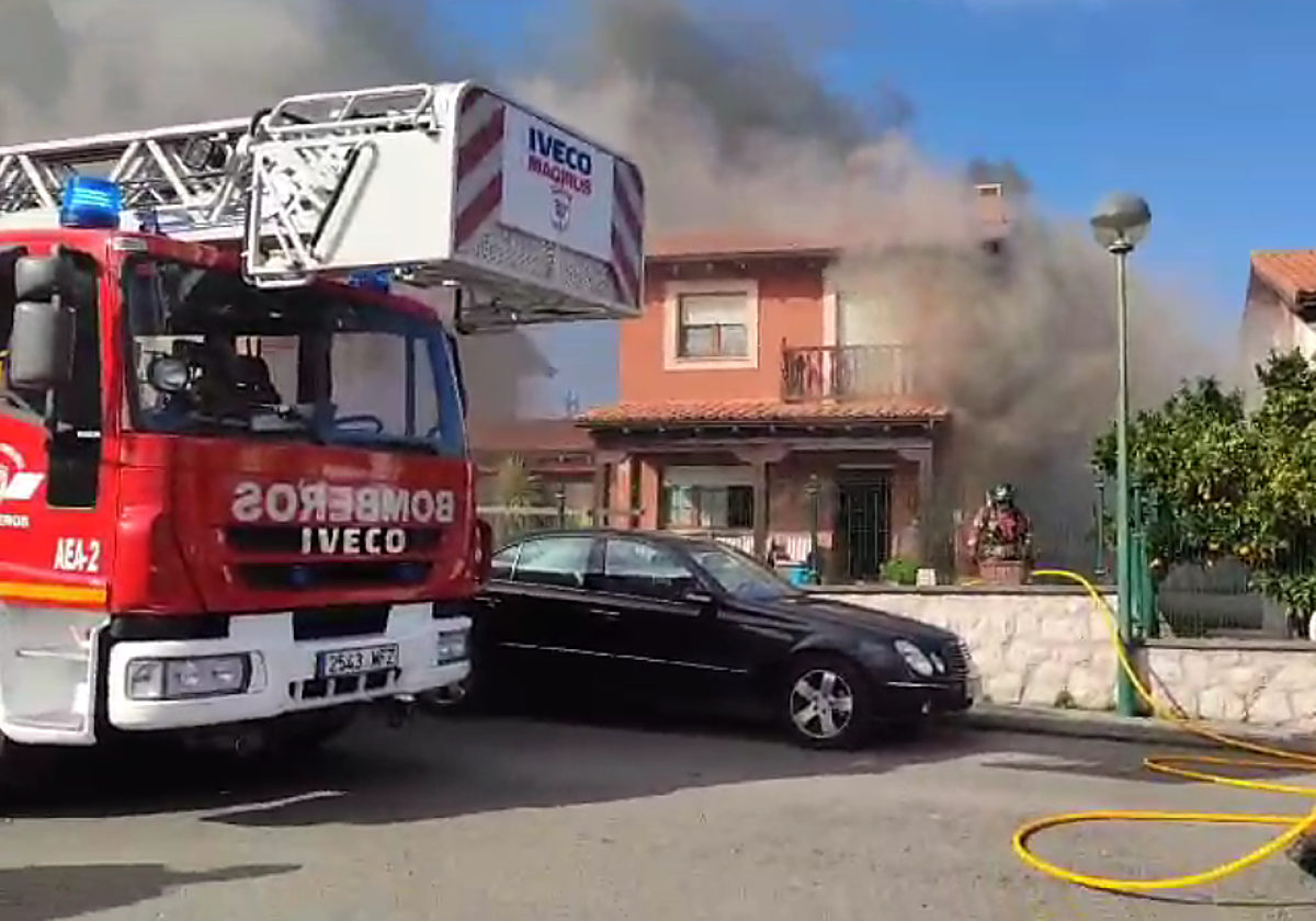 Imagen del humo saliendo de la casa en la que se ha desatado el incendio.