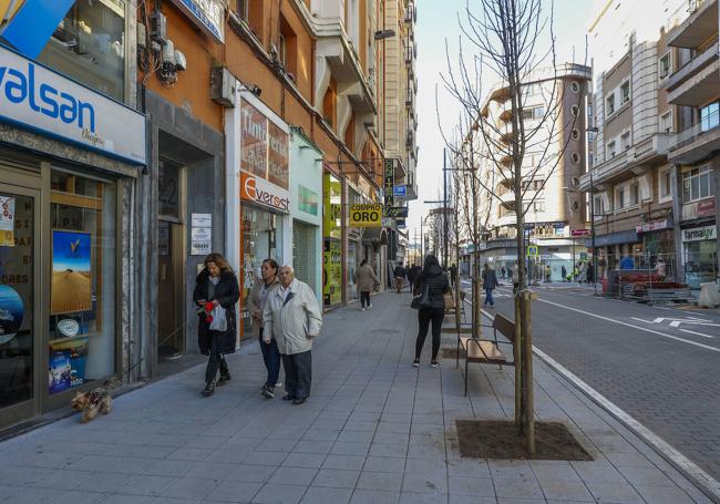 En la vía residen miles de vecinos y se instalan decenas de empresas.