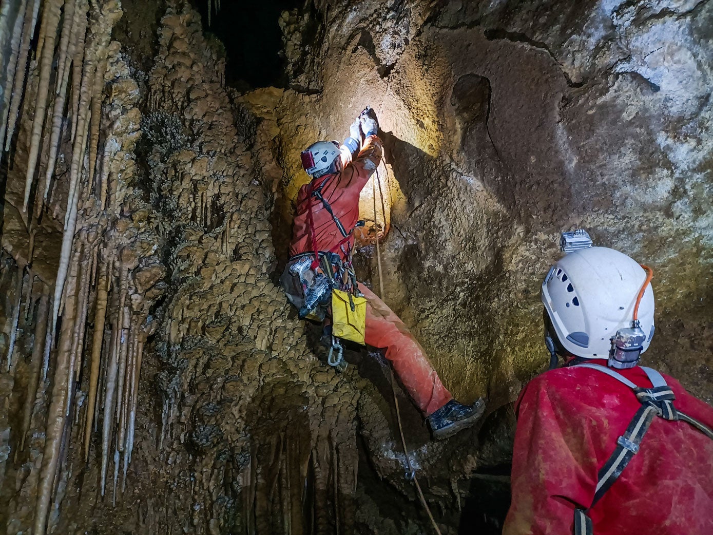 El acceso a algunos tramos de la cueva se complica. 