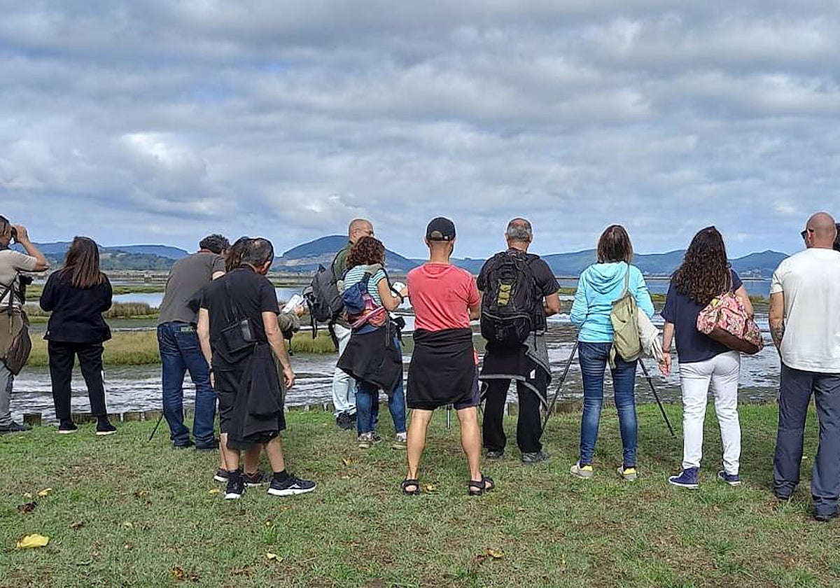 Ruta guiada con motivo del Día Mundial de los Humedales en Colindres.