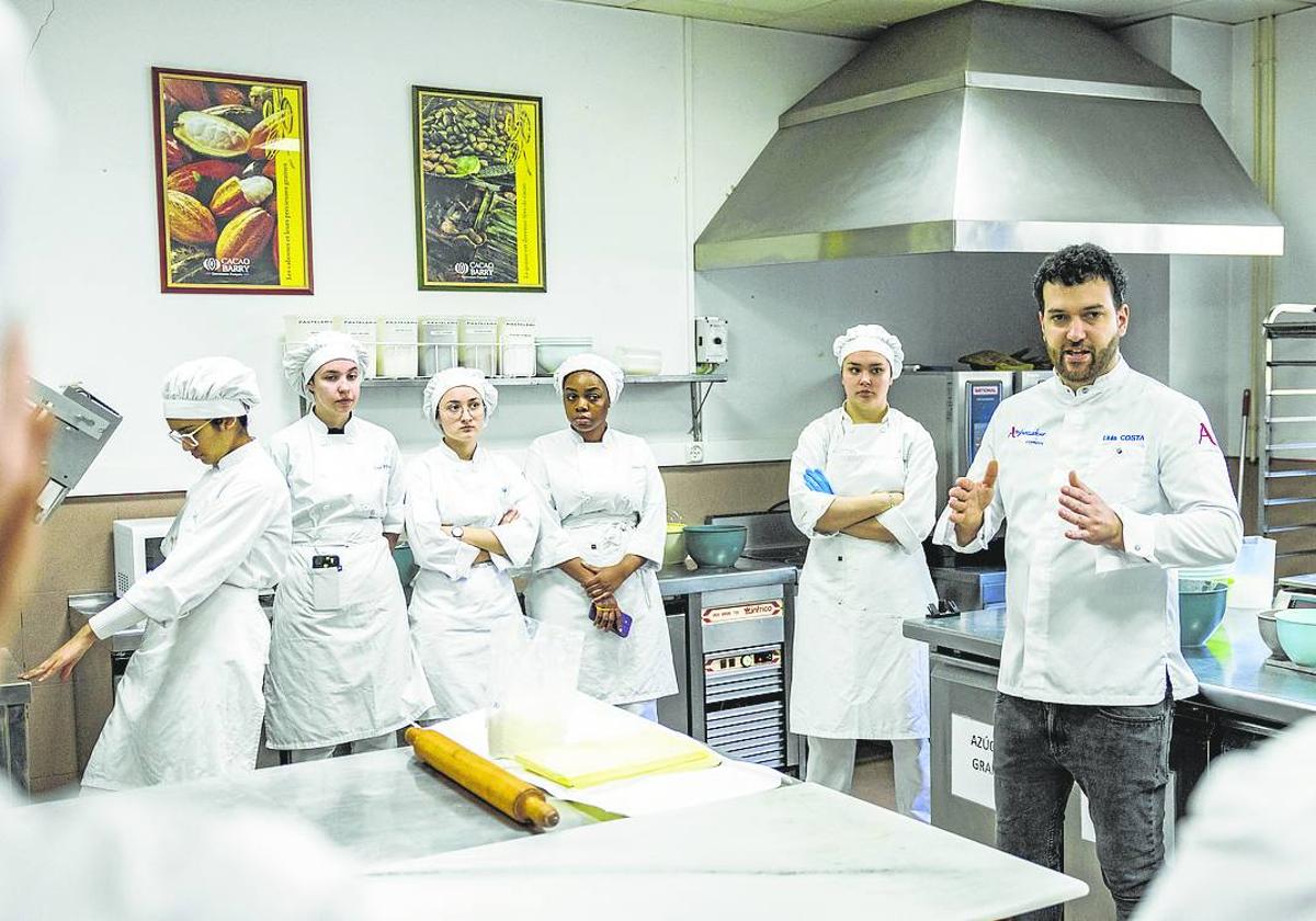 Lluis Costa en el aula de pastelería de Peñacastillo, durante el taller con los alumnos del centro.