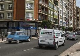 La calle Marqués de la Hermida es una de las principales vías de acceso a la capital cántabra.