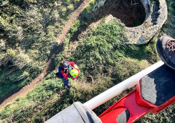 Imagen de momento del rescate entre el el monte Tolio y La Picota, en Liencres.