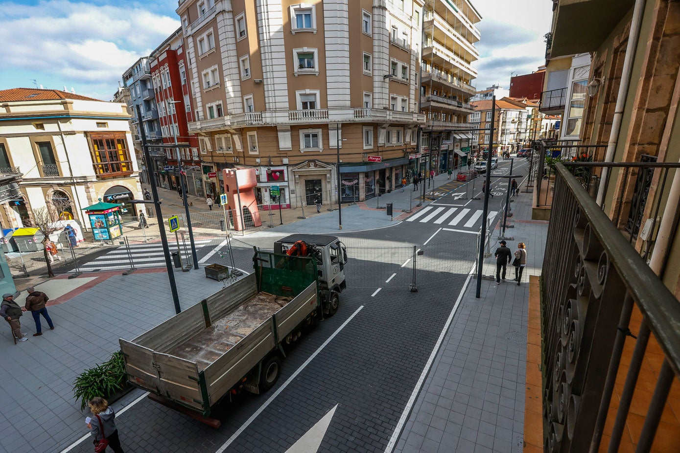 Los operarios han empezado a instalar este viernes algunos maceteros para zonas verdes.