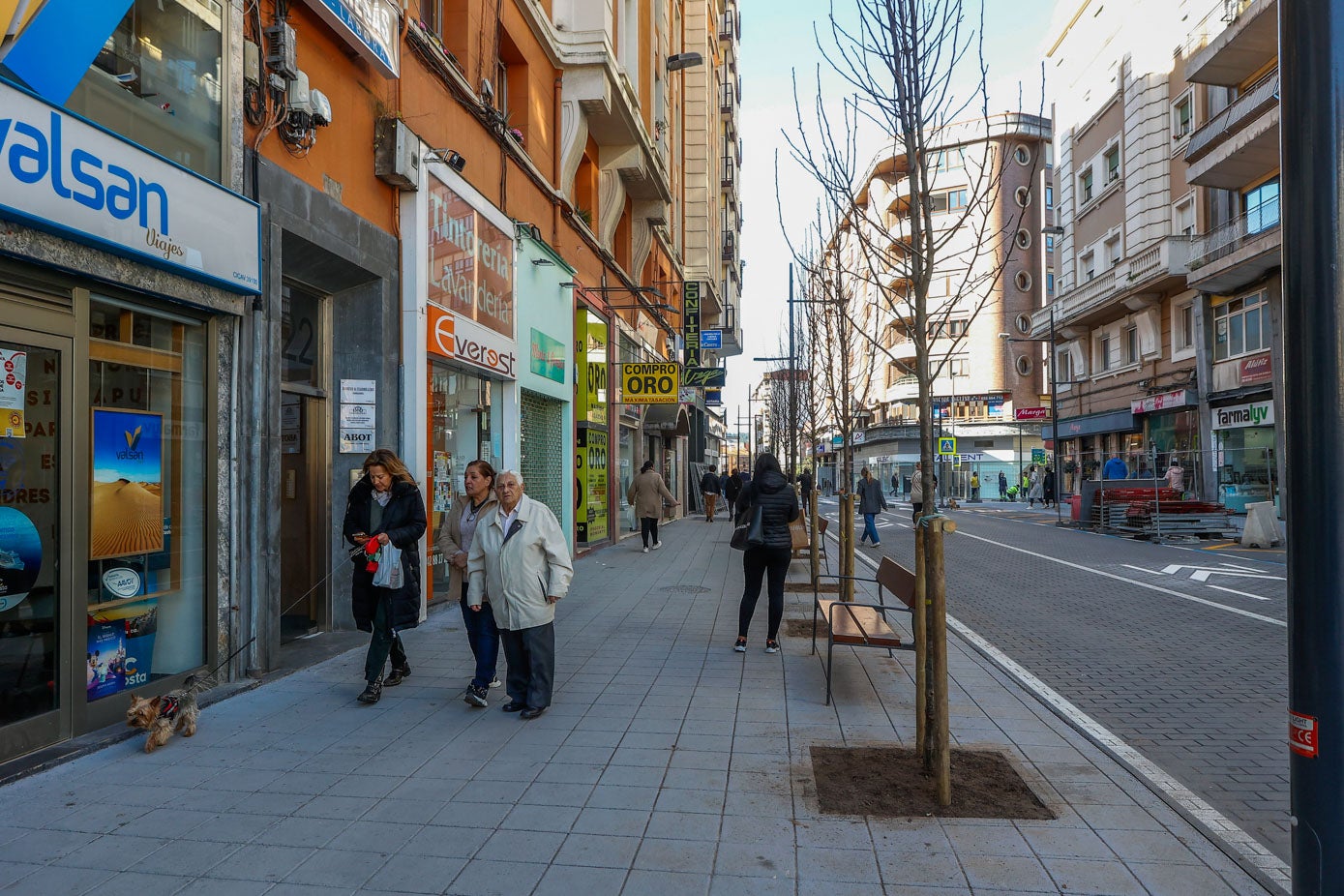 Julián Ceballos es una de las calles más importantes de Torrelavega; en ella residen miles de vecinos y se instalan decenas de empresas.