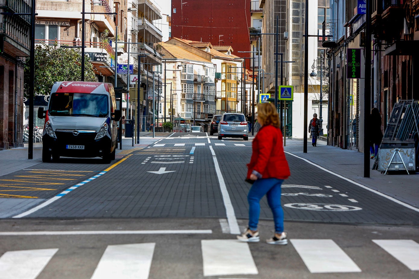 Los torrelaveguenses consultados este viernes destacan de la nueva calle virtudes como su «amplitud», su «comodidad» y también la equiparación del rasante de las aceras con el de la calzada.