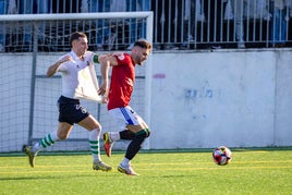 Gandarillas, del Rayo Cantabria (izquierda) pelea por la pelota con Rasines.