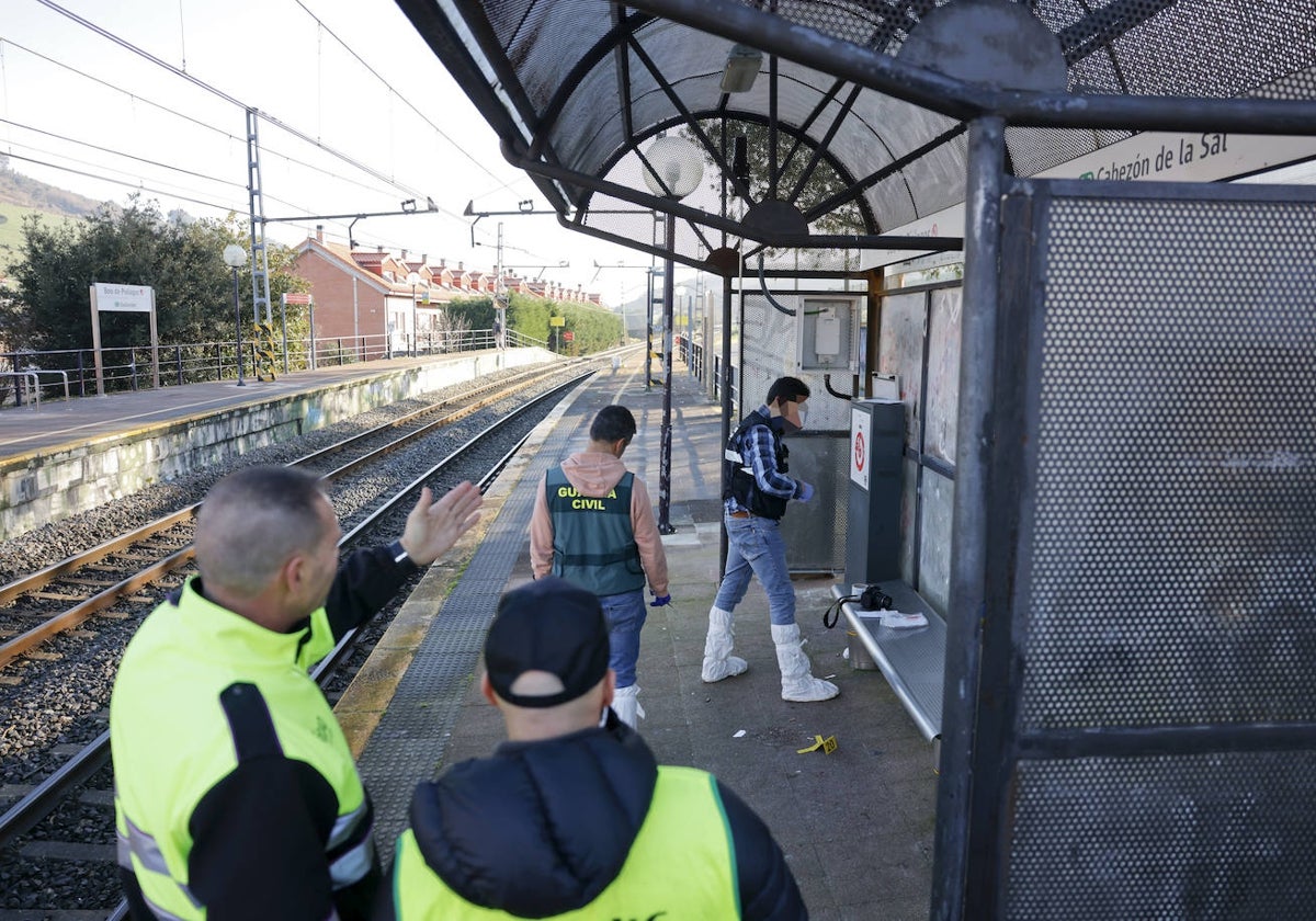 Pesquisas de la Guardia Cilvil en el apeadero de Boo de Piélagos esta mañana.