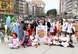 La alcaldesa de Santander, Gema Igual, y el concejal de Dinamización Social, Francisco Arias, junto a las peñas durante la presentación del Carnaval 2024.