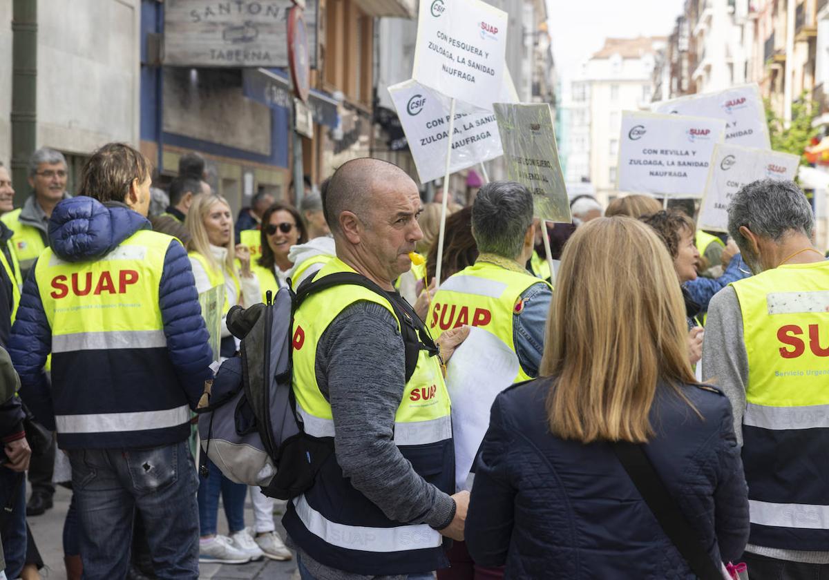 Profesionales de los Servicios de Urgencias de Atención Primaria (SUAP), en mayo de 2023, durante las protestas que realizaron frente a la sede del Gobierno de Cantabria.