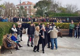 Familiares de Cubillas, arropados por decenas de amigos y vecinos, este mediodía en Polanco.