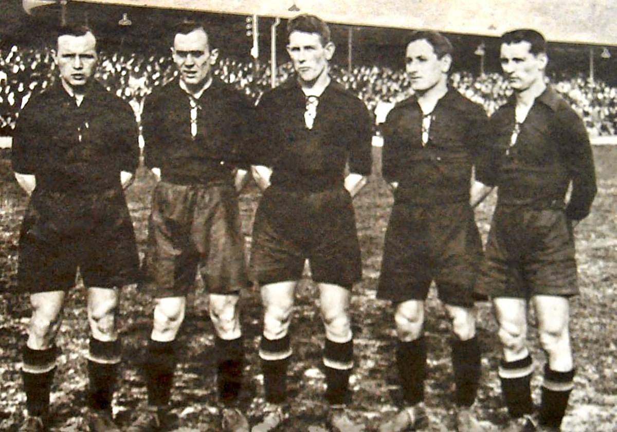 1933. Selección española. De izquierda a derecha, Prat, Luis Regueiro, Elícegui, Larrínaga y Bosch.