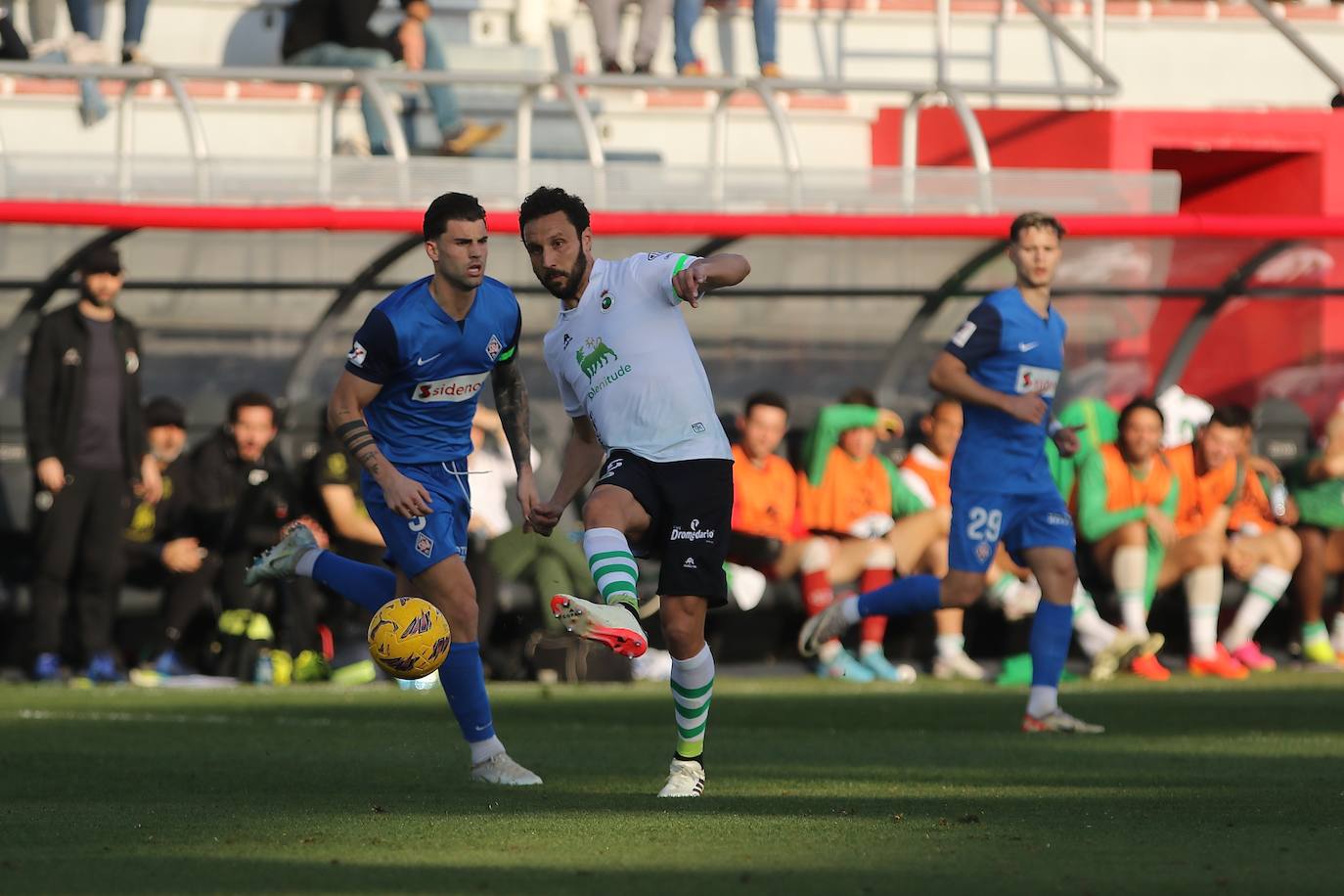 Germán Sánchez despeja la pelota. El central andaluz se lesionó en el partido.