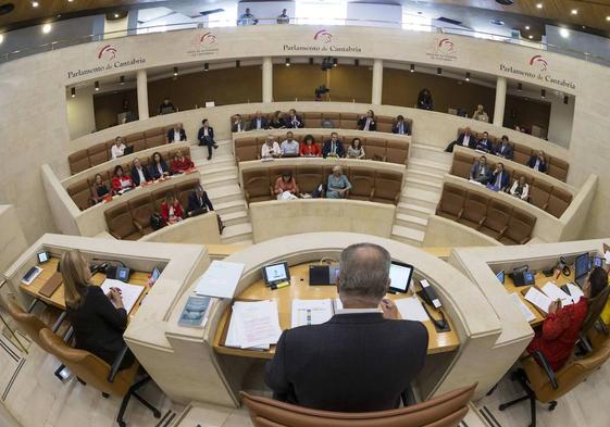 Vista panorámica del hemiciclo del Parlamento de Cantabria.